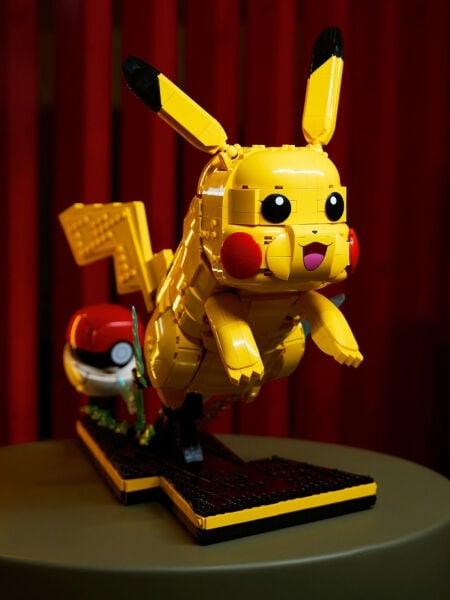 LEGO® Pokemon Pikachu ve Poke Topu (2050 Parça)