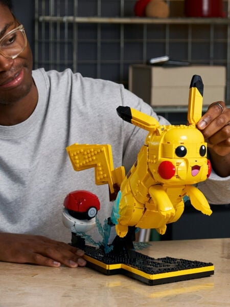 LEGO® Pokemon Pikachu ve Poke Topu (2050 Parça)