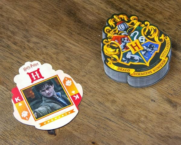 Harry Potter - Hogwarts Arması Şekilli İskambil Kağıdı