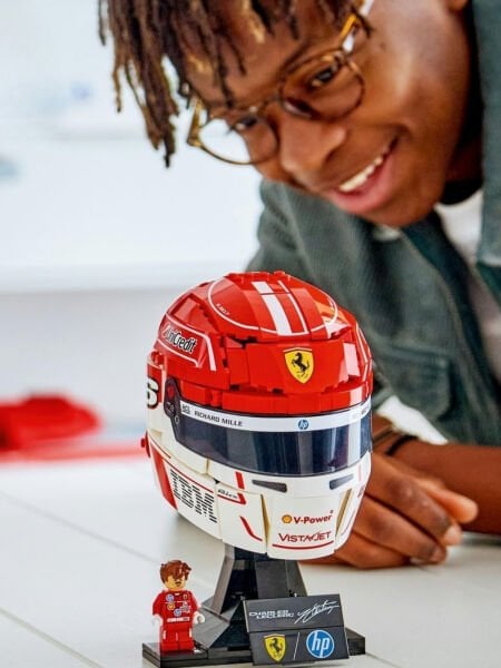 LEGO® Editions Scuderia Ferrari HP Charles Leclerc Kaskı (886 Parça)