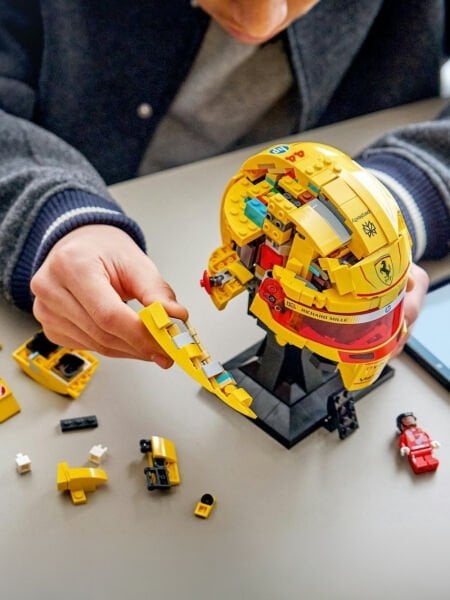 LEGO® Editions Scuderia Ferrari HP Lewis Hamilton Kaskı (884 Parça)