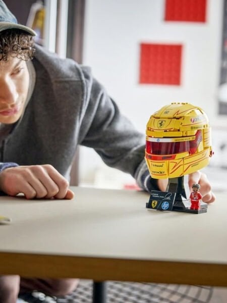 LEGO® Editions Scuderia Ferrari HP Lewis Hamilton Kaskı (884 Parça)