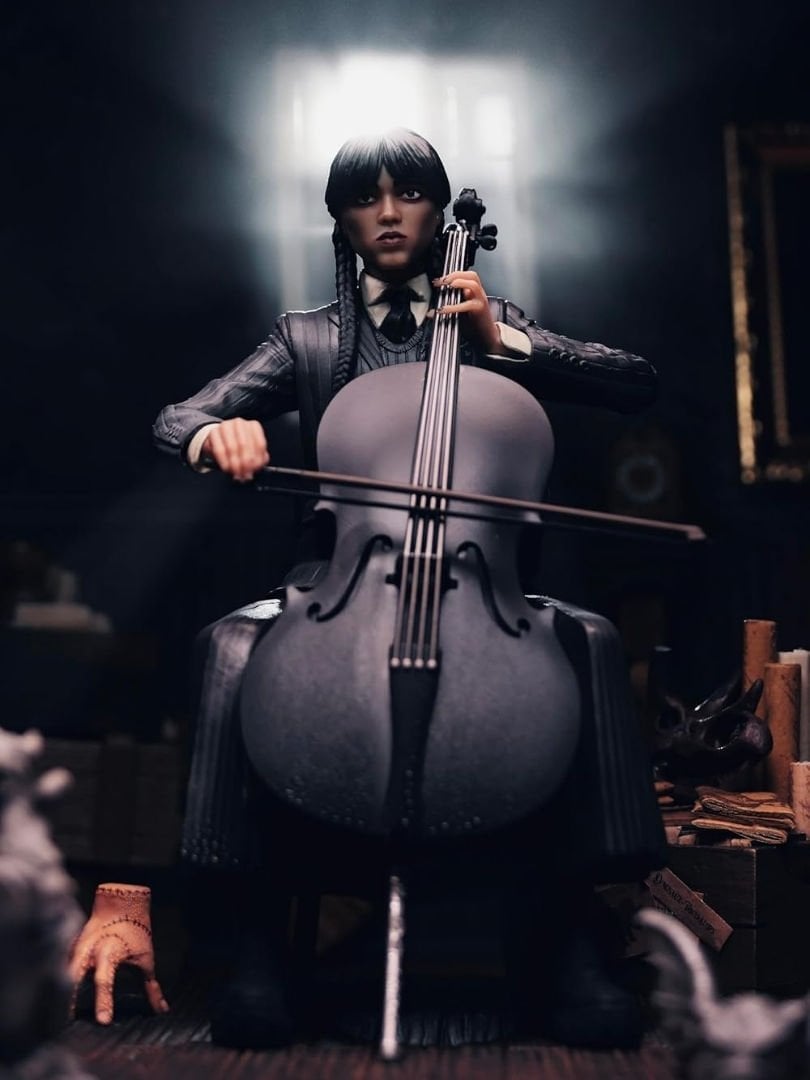 Wednesday (2022) - Wednesday with Cello and Thing Koleksiyon Figürü